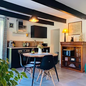  Hébergement de vacances Charmante Petite Maison Rénovée France